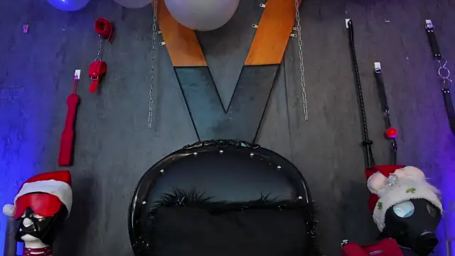 Snapshot of CharlotteScotte chatting on 12.27.24 CharlotteScotte online show from 12.27.24