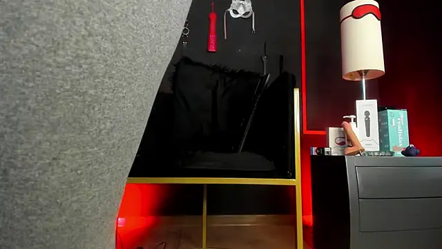 Snapshot of CharlotteScotte chatting on 10.18.25 CharlotteScotte online show from 10.18.25