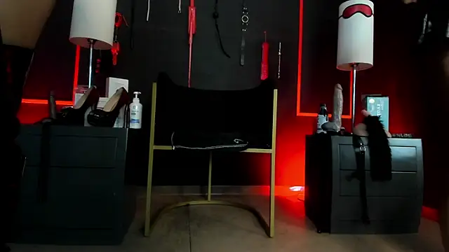 Snapshot of CharlotteScotte chatting on 12.19.25 CharlotteScotte online show from 12.19.25