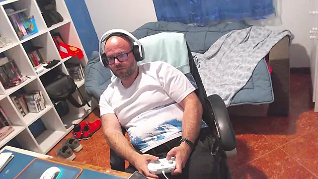 Snapshot of ravingr4d4 chatting on 05.12.26 ravingr4d4 online show from 05.12.26