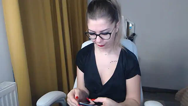 Snapshot of SugarErika chatting on 01.14.25 SugarErika online show from 01.14.25