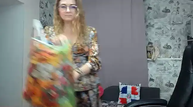 Snapshot of Helen1974 chatting on 02.05.25 Helen1974 online show from 02.05.25