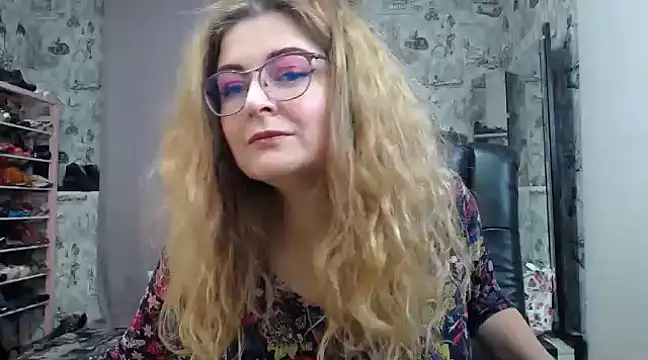 Snapshot of Helen1974 chatting on 02.08.25 Helen1974 online show from 02.08.25