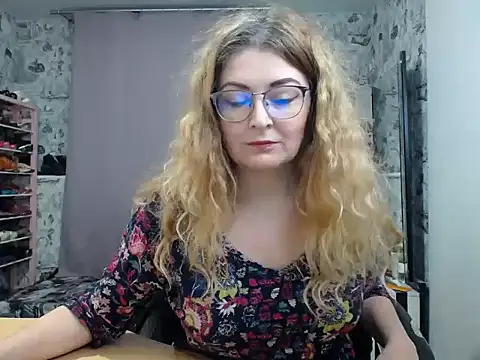 Snapshot of Helen1974 chatting on 03.04.25 Helen1974 online show from 03.04.25