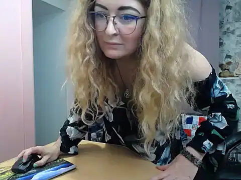 Snapshot of Helen1974 chatting on 03.05.25 Helen1974 online show from 03.05.25