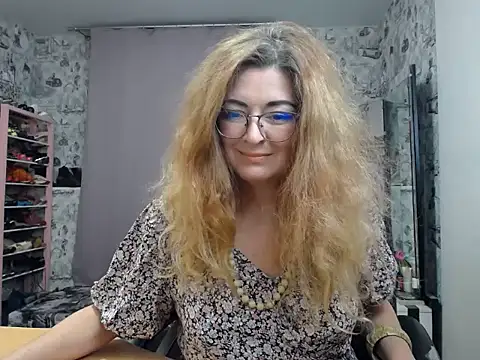 Snapshot of Helen1974 chatting on 03.12.25 Helen1974 online show from 03.12.25