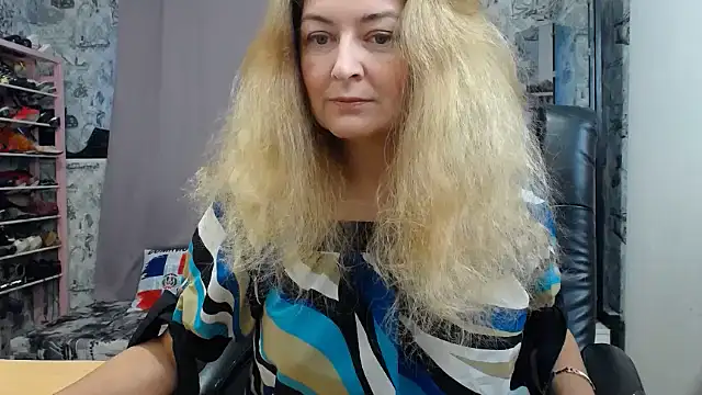 Snapshot of Helen1974 chatting on 10.17.25 Helen1974 online show from 10.17.25