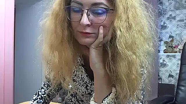 Snapshot of Helen1974 chatting on 12.19.25 Helen1974 online show from 12.19.25