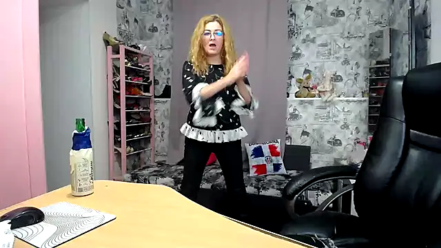 Snapshot of Helen1974 chatting on 12.21.25 Helen1974 online show from 12.21.25