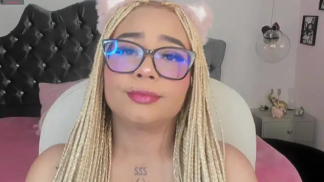 Snapshot of conny__curly chatting on 05.19.26 conny curly online show from 05.19.26