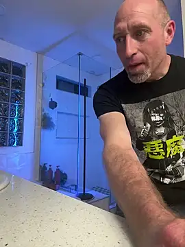 Snapshot of El_Gizmo chatting on 12.21.25 El Gizmo online show from 12.21.25