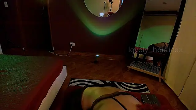 Snapshot of HeidiCox chatting on 12.04.25 HeidiCox online show from 12.04.25