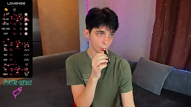 Snapshot of Aaron_Boom chatting on 11.30.25 Aaron Boom online show from 11.30.25