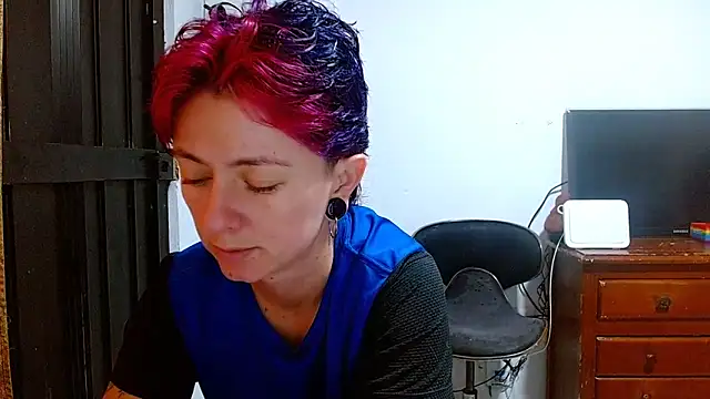 Snapshot of tomboyblue chatting on 05.12.26 tomboyblue online show from 05.12.26
