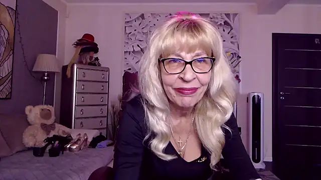 Snapshot of HornyMilf_555 chatting on 09.23.25 HornyMilf 555 online show from 09.23.25