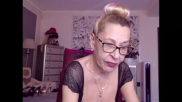 Snapshot of HornyMilf_555 chatting on 10.13.25 HornyMilf 555 online show from 10.13.25