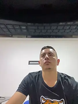 Snapshot of DanielGomez9 chatting on 12.17.24 DanielGomez9 online show from 12.17.24