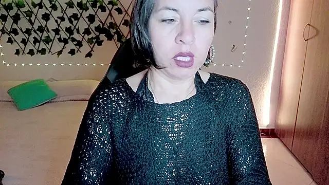 Lady breaks hearts online show from 12.18.25