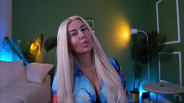 Snapshot of EvaZane chatting on 05.17.26 EvaZane online show from 05.17.26