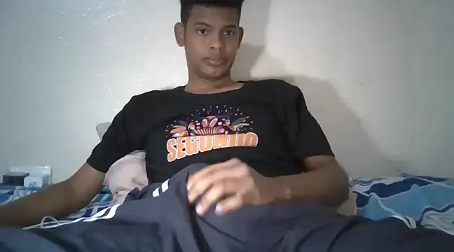 Snapshot of boylittle19cm chatting on 02.18.25 boylittle19cm online show from 02.18.25