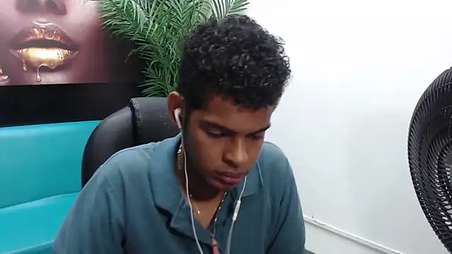 Snapshot of boylittle19cm chatting on 03.15.25 boylittle19cm online show from 03.15.25