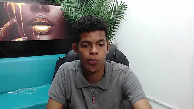 Snapshot of boylittle19cm chatting on 03.18.25 boylittle19cm online show from 03.18.25