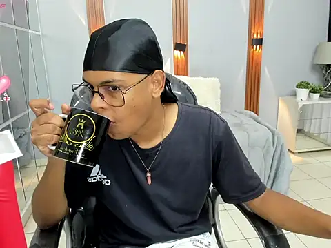 Snapshot of boylittle19cm chatting on 09.13.25 boylittle19cm online show from 09.13.25