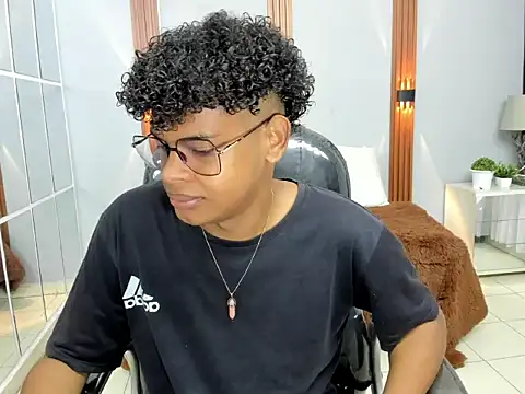 Snapshot of boylittle19cm chatting on 09.14.25 boylittle19cm online show from 09.14.25