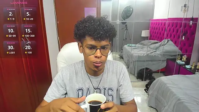 Snapshot of boylittle19cm chatting on 09.19.25 boylittle19cm online show from 09.19.25