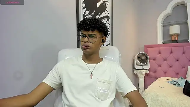 Snapshot of boylittle19cm chatting on 09.20.25 boylittle19cm online show from 09.20.25