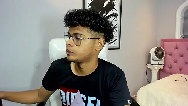 Snapshot of boylittle19cm chatting on 09.24.25 boylittle19cm online show from 09.24.25