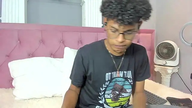 Snapshot of boylittle19cm chatting on 09.25.25 boylittle19cm online show from 09.25.25