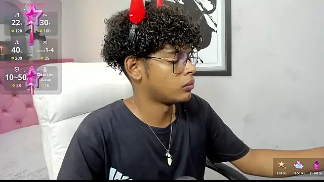 Snapshot of boylittle19cm chatting on 10.18.25 boylittle19cm online show from 10.18.25