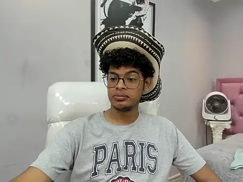 Snapshot of boylittle19cm chatting on 10.23.25 boylittle19cm online show from 10.23.25