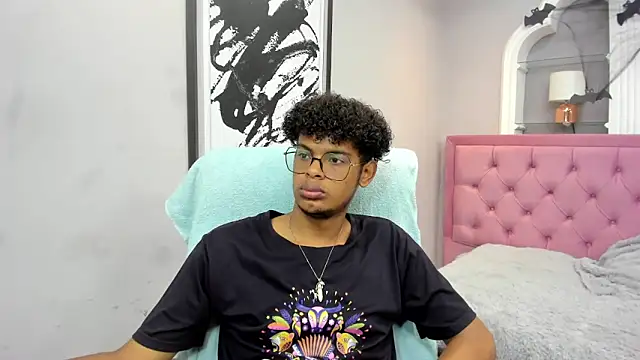 Snapshot of boylittle19cm chatting on 10.25.25 boylittle19cm online show from 10.25.25