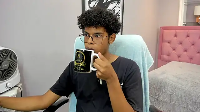 Snapshot of boylittle19cm chatting on 10.29.25 boylittle19cm online show from 10.29.25