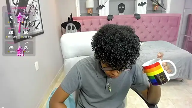 Snapshot of boylittle19cm chatting on 10.31.25 boylittle19cm online show from 10.31.25