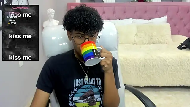 Snapshot of boylittle19cm chatting on 11.11.25 boylittle19cm online show from 11.11.25