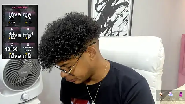 Snapshot of boylittle19cm chatting on 11.13.25 boylittle19cm online show from 11.13.25