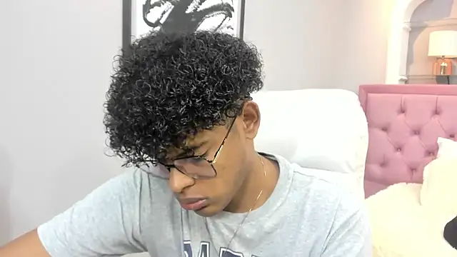 Snapshot of boylittle19cm chatting on 11.18.25 boylittle19cm online show from 11.18.25