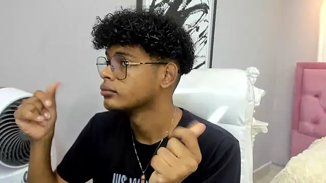 Snapshot of boylittle19cm chatting on 11.20.25 boylittle19cm online show from 11.20.25