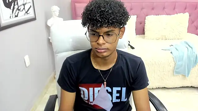 Snapshot of boylittle19cm chatting on 11.21.25 boylittle19cm online show from 11.21.25