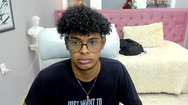 Snapshot of boylittle19cm chatting on 11.23.25 boylittle19cm online show from 11.23.25