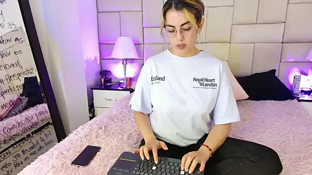 IsisLoveyes  online show from 03.24.26