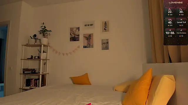  Lora Palmer online show from 02.19.25