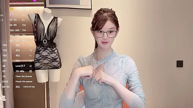 Snapshot of omaiiil chatting on 10.14.25 omaiiil online show from 10.14.25