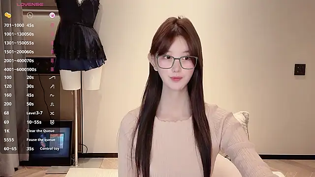 Snapshot of omaiiil chatting on 11.25.25 omaiiil online show from 11.25.25