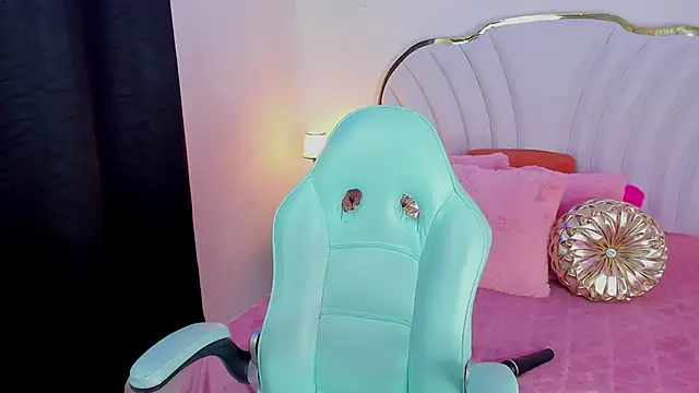 Snapshot of EmmaCrush chatting on 02.04.25 EmmaCrush online show from 02.04.25