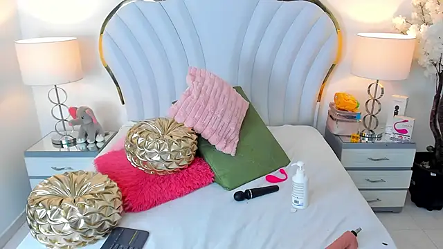 Snapshot of EmmaCrush chatting on 03.15.25 EmmaCrush online show from 03.15.25