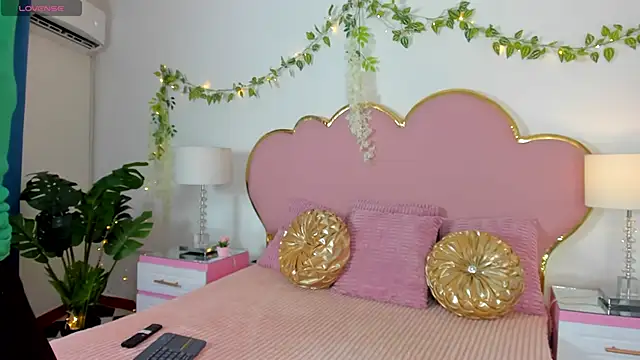 Snapshot of EmmaCrush chatting on 09.13.25 EmmaCrush online show from 09.13.25